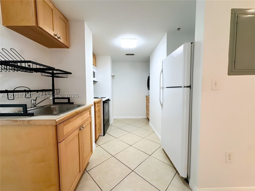 Live in the heart of Coconut Grove in this bright, top floor - photo 5