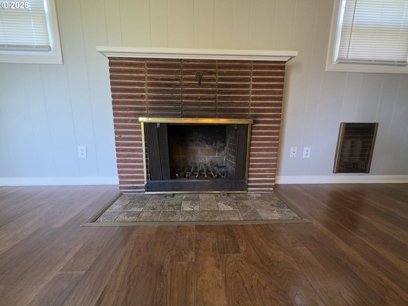 Charming 2-bedroom, 1-bath bungalow offering 894 square feet of - photo 5