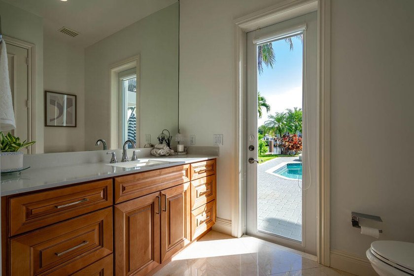 Fantastic intersecting canal views highlight this beautifully - photo 22
