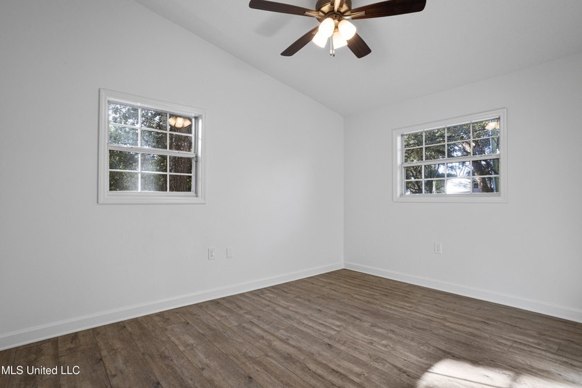 DON'T MISS OUT! PRICED OVER 10K BELOW RECENT APPRAISAL! ALL - photo 32