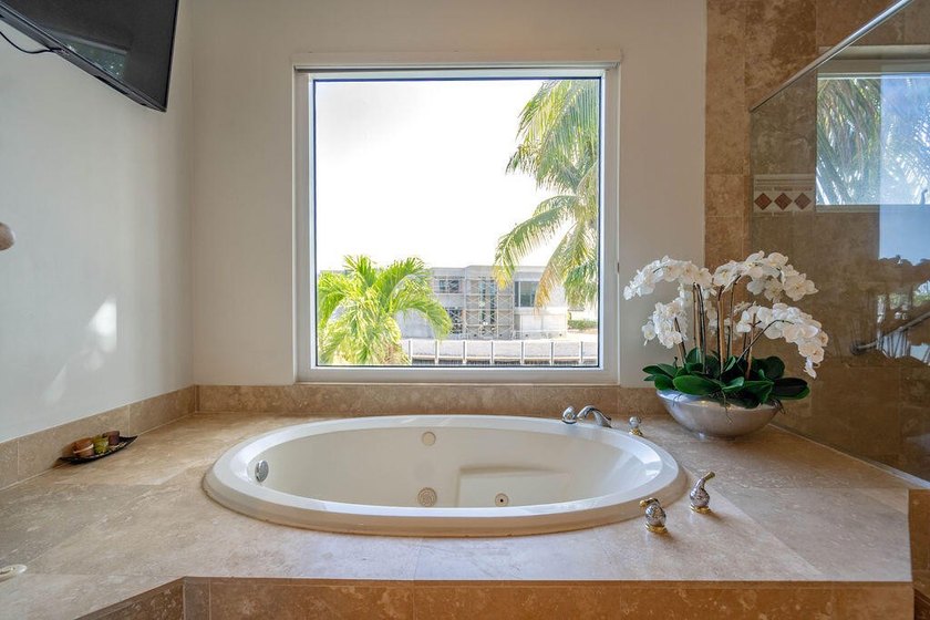 Fantastic intersecting canal views highlight this beautifully - photo 33