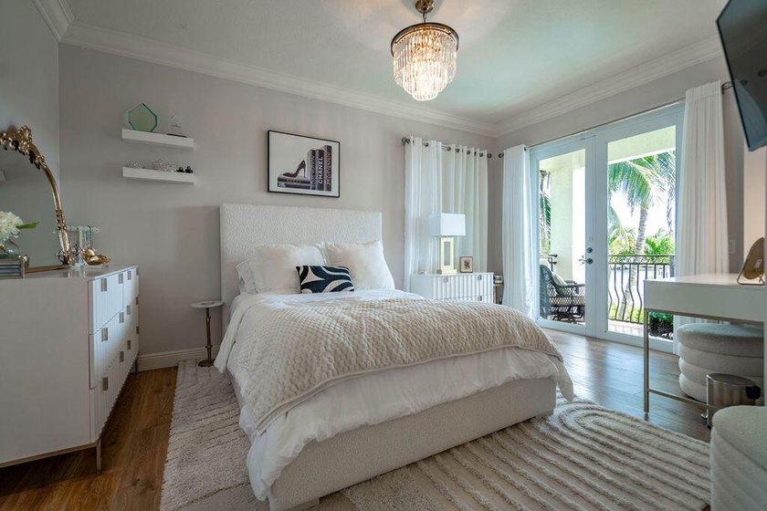 Fantastic intersecting canal views highlight this beautifully - photo 36