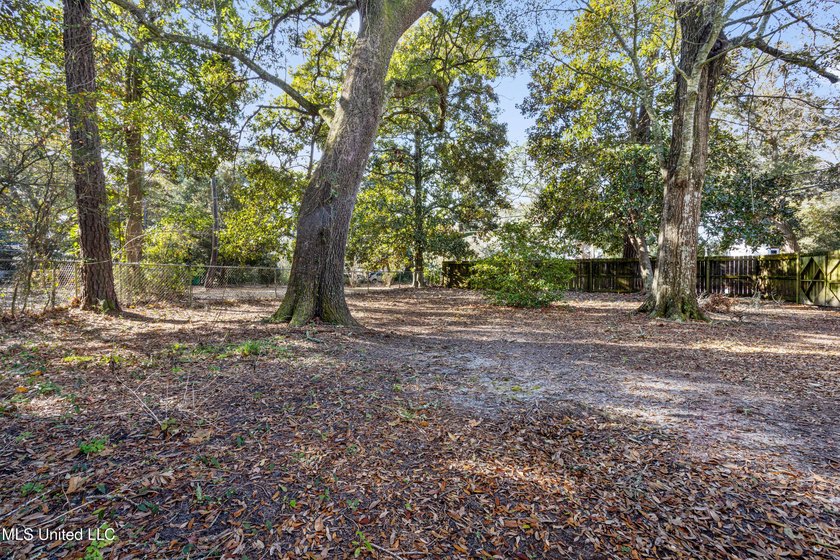 DON'T MISS OUT! PRICED OVER 10K BELOW RECENT APPRAISAL! ALL - photo 38