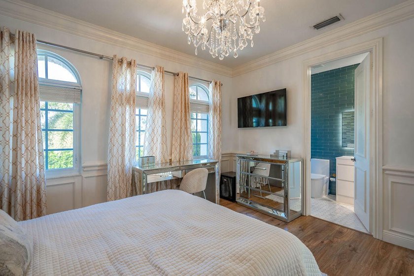 Fantastic intersecting canal views highlight this beautifully - photo 42