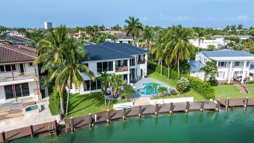 Fantastic intersecting canal views highlight this beautifully - photo 45