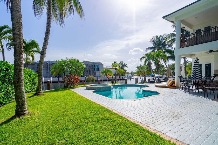 Fantastic intersecting canal views highlight this beautifully - photo 50