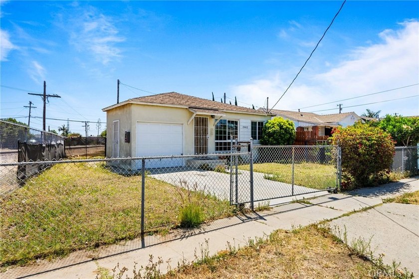 Investment opportunity in Wilmington! This well-maintained - photo 3