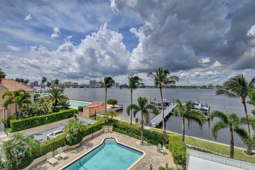In town sophisticated waterfront luxury in Lake Towers. This - photo 2
