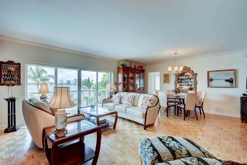 In town sophisticated waterfront luxury in Lake Towers. This - photo 3