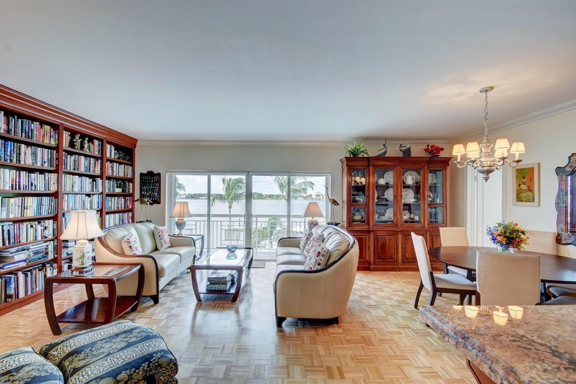 In town sophisticated waterfront luxury in Lake Towers. This - photo 4