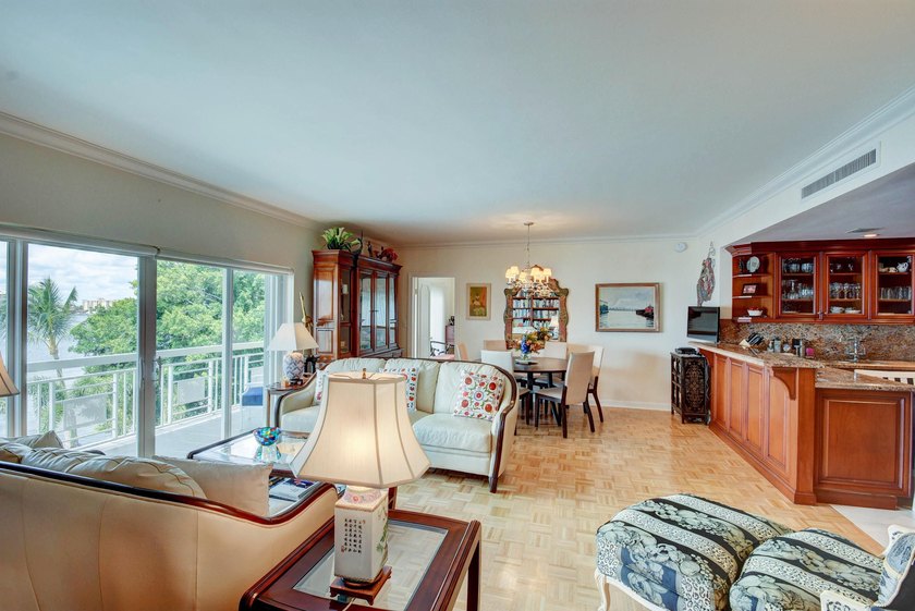 In town sophisticated waterfront luxury in Lake Towers. This - photo 5
