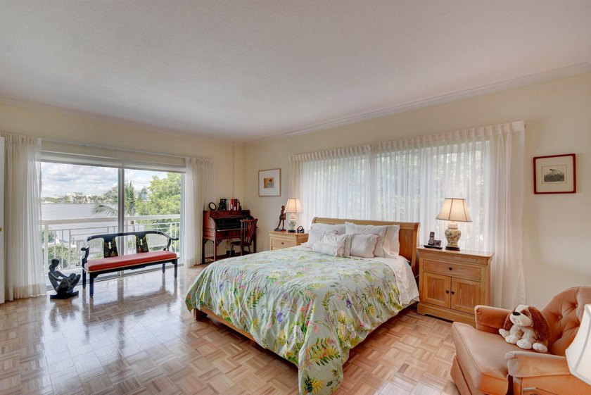 In town sophisticated waterfront luxury in Lake Towers. This - photo 7