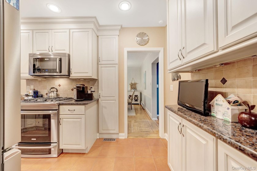 If You're Searching For A Home In Merrick, Check Out This 3 - photo 15
