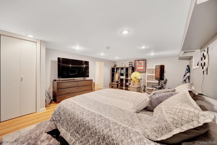If You're Searching For A Home In Merrick, Check Out This 3 - photo 33