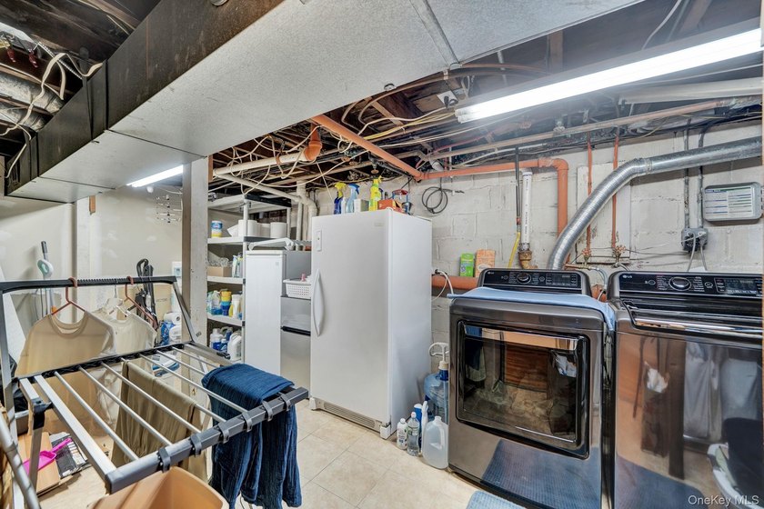 If You're Searching For A Home In Merrick, Check Out This 3 - photo 36