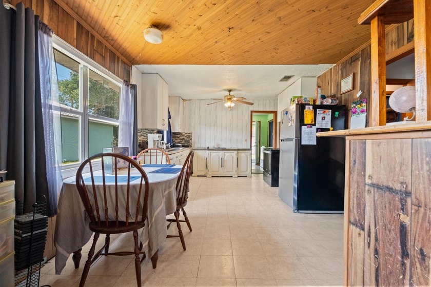 This 3-bedroom, 1-bathroom single-family home provides a - photo 3