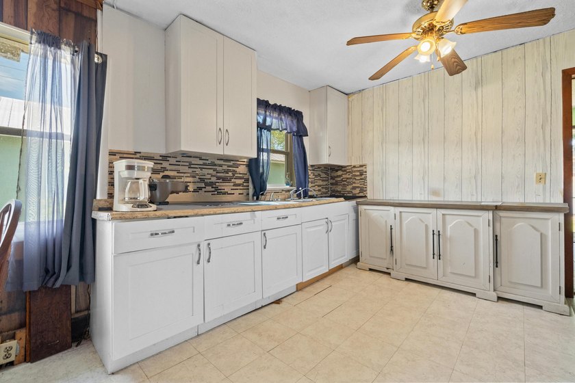 This 3-bedroom, 1-bathroom single-family home provides a - photo 4