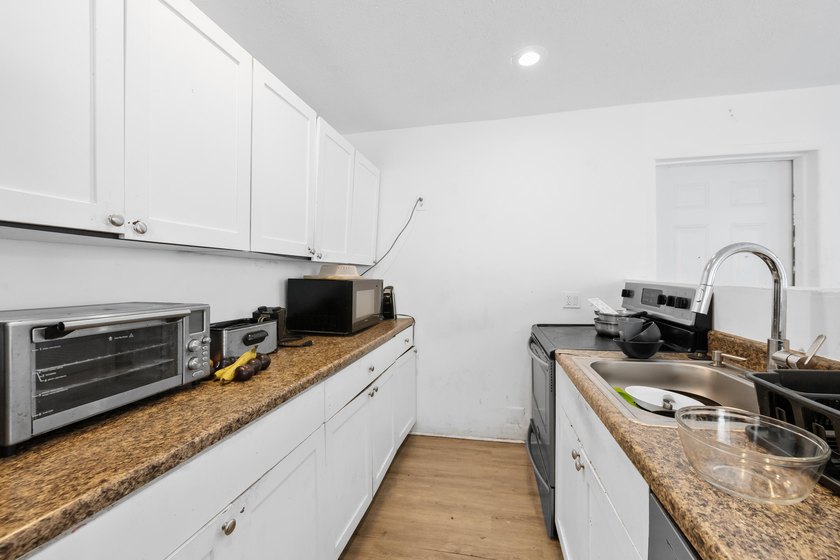 Single family home located east of I95 in Deerfield Beach. This - photo 11