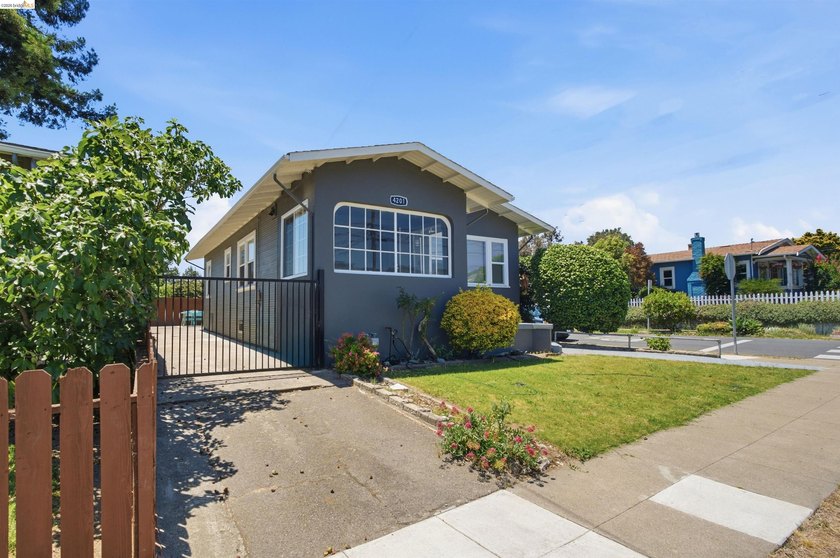 One lot, two renovated detached homes in Oakland's vibrant - photo 2