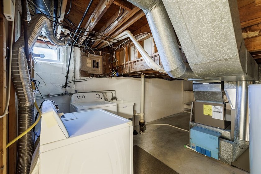 This well-maintained 3-bedroom, 1.5-bath split level home offers - photo 32