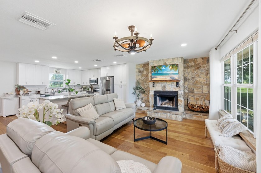 Welcome to this beautifully renovated 3-bedroom, 2-bath home in - photo 3