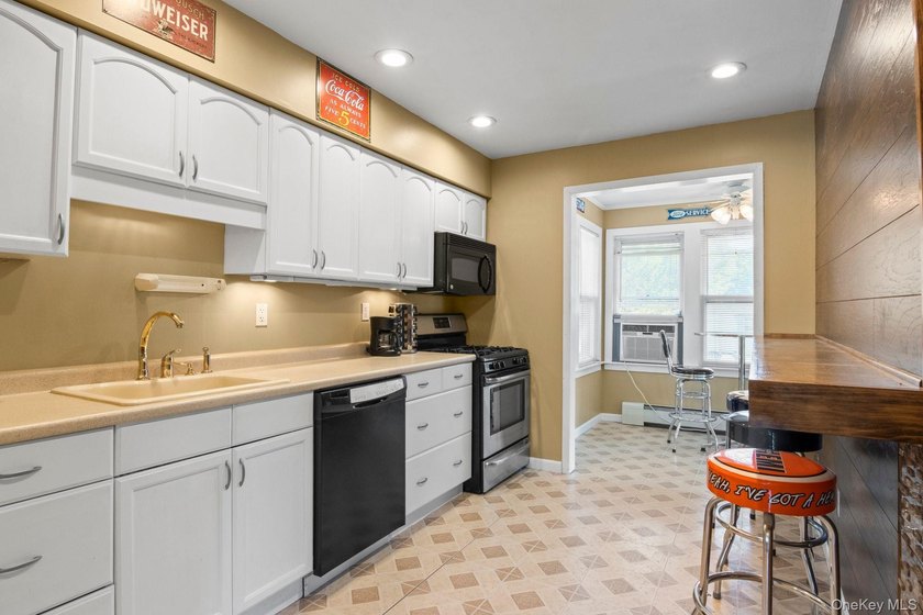 Charming, immaculate, meticulously maintained ranch conveniently - photo 12