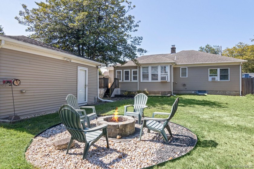 Charming, immaculate, meticulously maintained ranch conveniently - photo 21