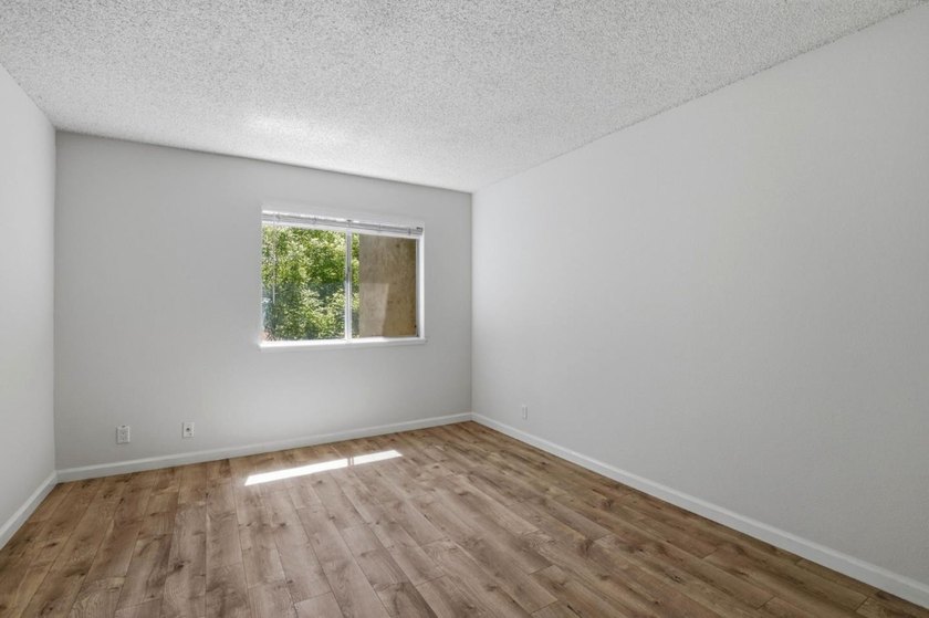 Wonderful starter, down-sizing, or investment property! Located - photo 28