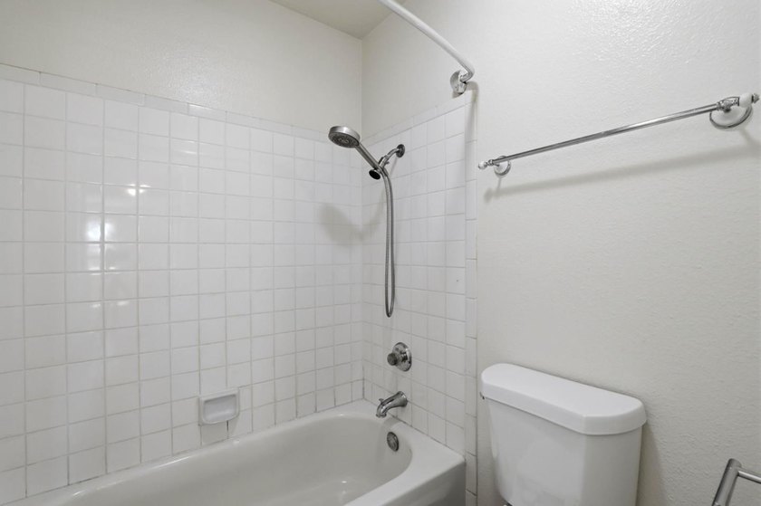 Wonderful starter, down-sizing, or investment property! Located - photo 32