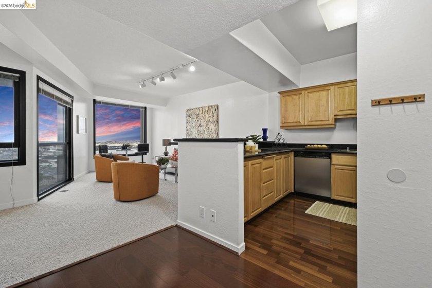 Perched on the 27th floor in Emeryville's highly sought after - photo 2