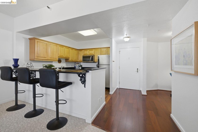Perched on the 27th floor in Emeryville's highly sought after - photo 3