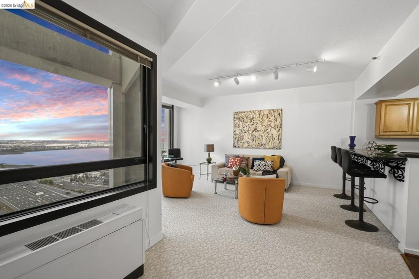 Perched on the 27th floor in Emeryville's highly sought after - photo 4