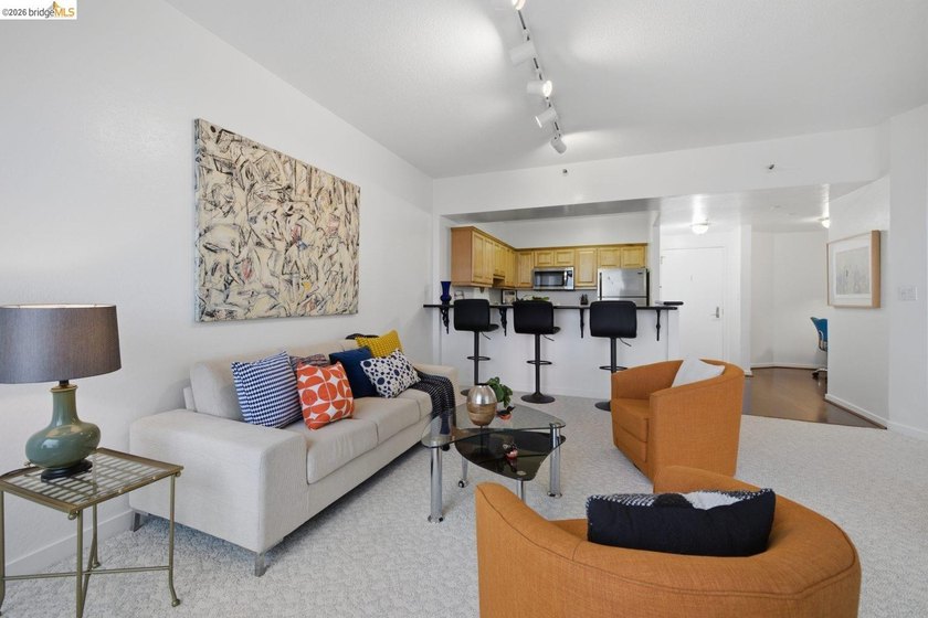 Perched on the 27th floor in Emeryville's highly sought after - photo 8