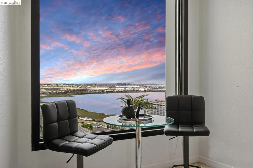 Perched on the 27th floor in Emeryville's highly sought after - photo 9