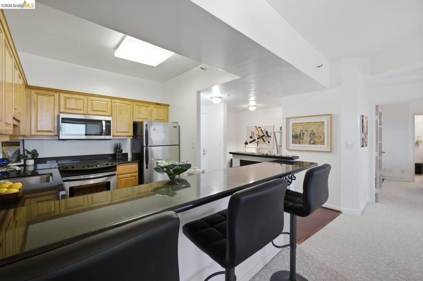 Perched on the 27th floor in Emeryville's highly sought after - photo 10
