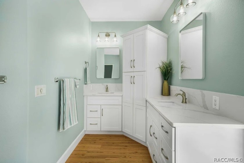 Fully renovated Southern Woods home on nearly half an acre - photo 18