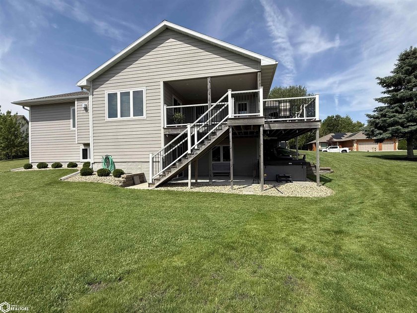 This stunning newer-construction 5-bedroom ranch home perfectly - photo 3