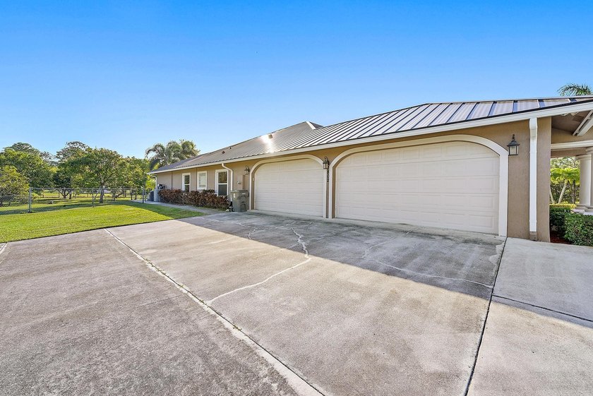 Nestled on 2.5 private acres, this beautifully updated estate - photo 4