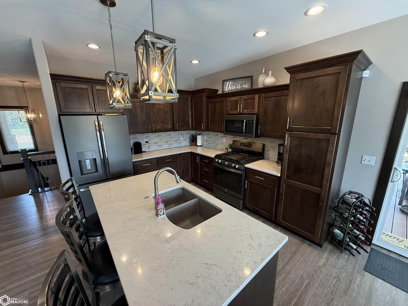 This stunning newer-construction 5-bedroom ranch home perfectly - photo 7