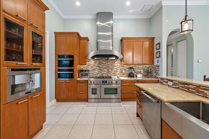 Nestled on 2.5 private acres, this beautifully updated estate - photo 7