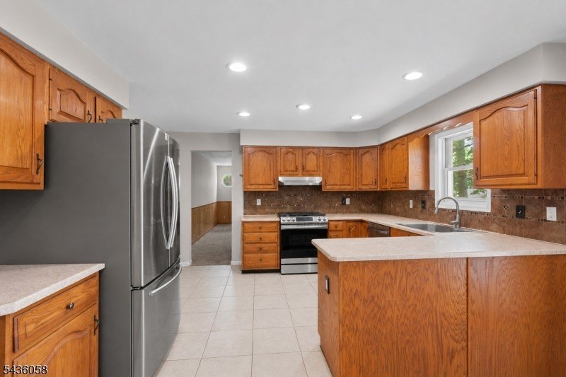 Welcome to this beautifully maintained, sun-drenched colonial - photo 6