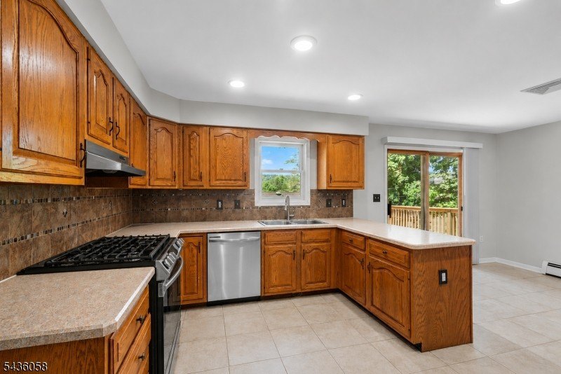 Welcome to this beautifully maintained, sun-drenched colonial - photo 10