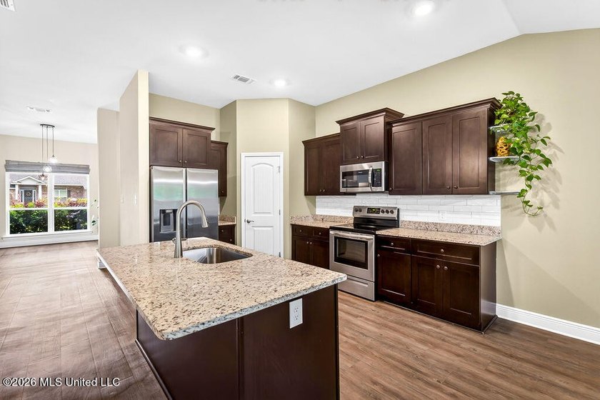 Welcome home to Emerald Lake Estates! This beautiful 4-bedroom - photo 15