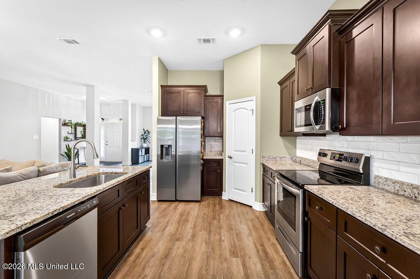 Welcome home to Emerald Lake Estates! This beautiful 4-bedroom - photo 16