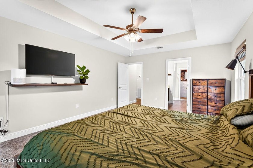 Welcome home to Emerald Lake Estates! This beautiful 4-bedroom - photo 21