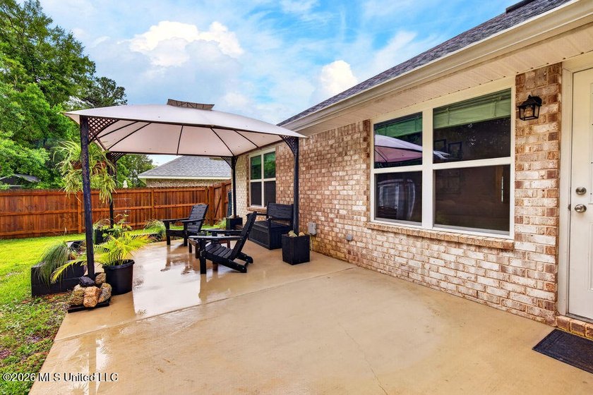 Welcome home to Emerald Lake Estates! This beautiful 4-bedroom - photo 32