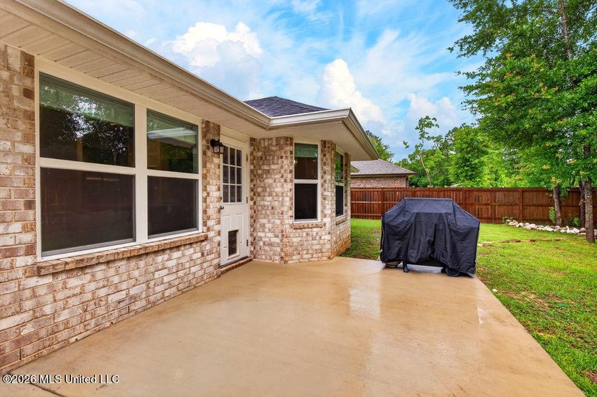 Welcome home to Emerald Lake Estates! This beautiful 4-bedroom - photo 33