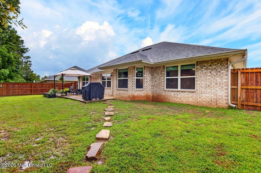Welcome home to Emerald Lake Estates! This beautiful 4-bedroom - photo 35