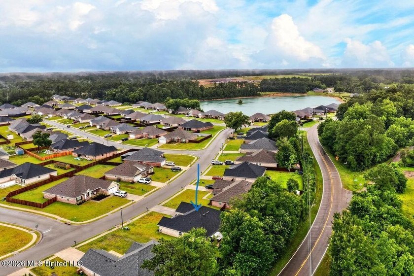 Welcome home to Emerald Lake Estates! This beautiful 4-bedroom - photo 40
