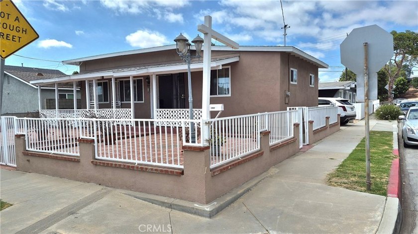 3 bedrooms 2 baths home in a nice area of the west side of Long - photo 2